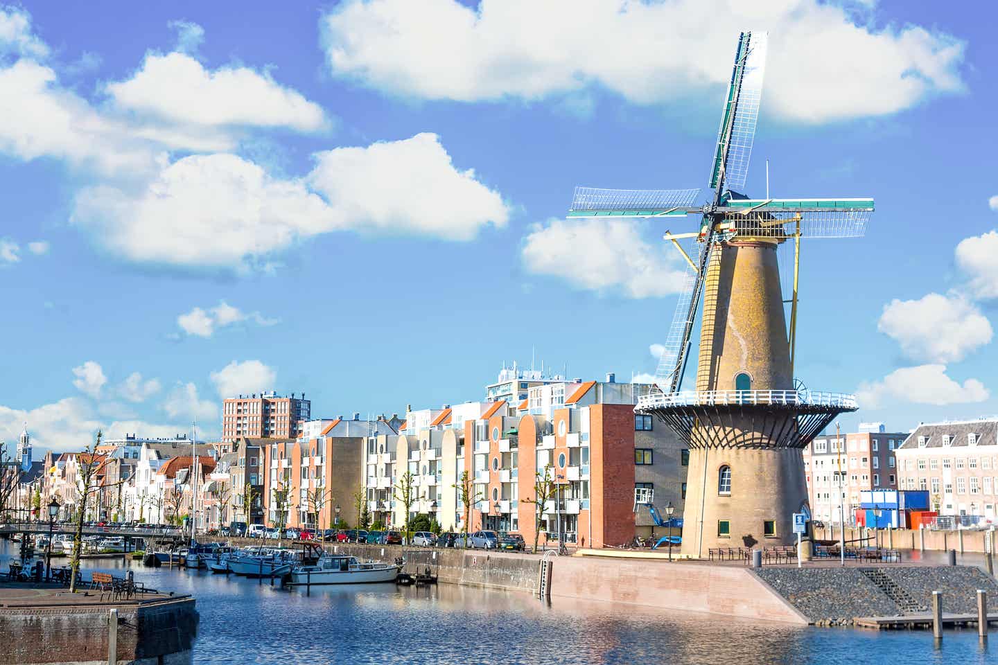 Was wäre Holland ohne typisch niederländische Windmühle: Rotterdamer Viertel Delfshaven Typisch niederländische Windmühle im Rotterdamer Viertel Delfshaven