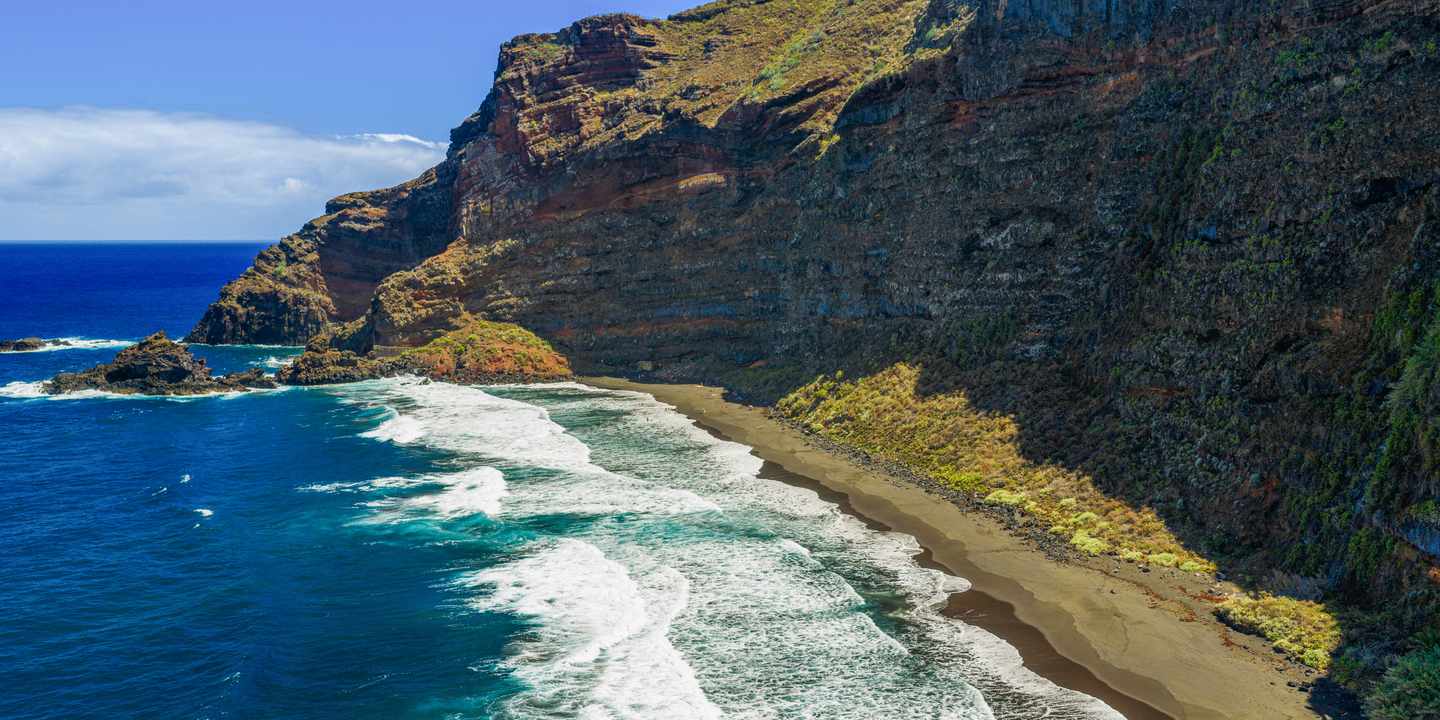 Playa de Nogales auf La Palma mit schwarzem Sandstrand, steilen Felsklippen und Atlantikwellen bei Puntallana