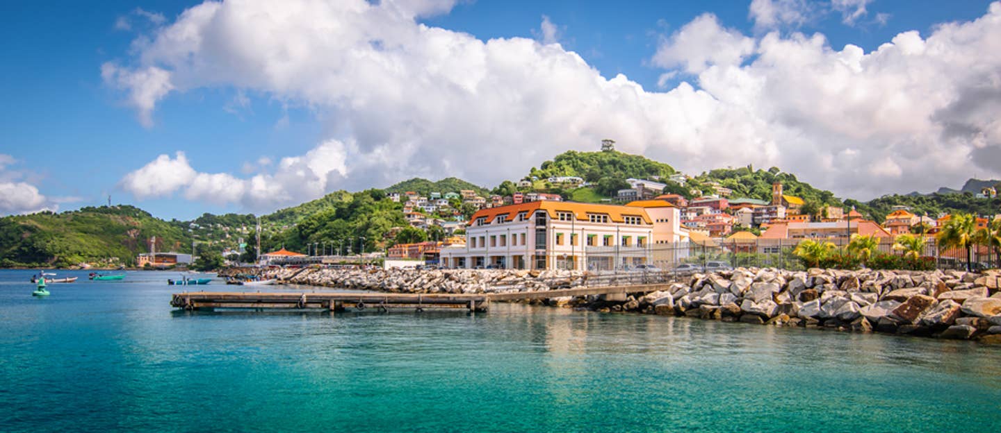 Rundreisen Grenada: Panoramabild des Hafens von Grenada