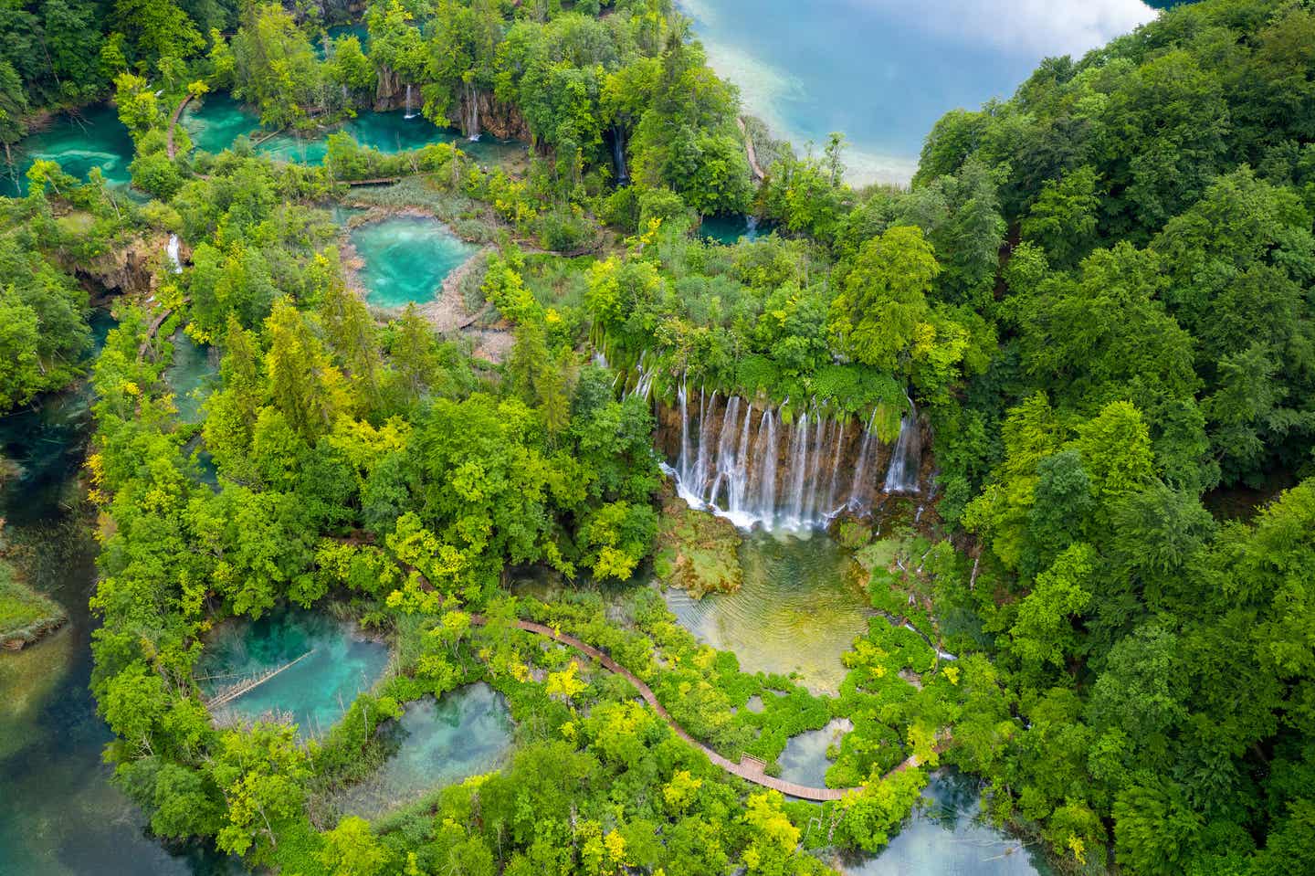 Drohnenaufnahme von den Wasserfällen des Nationalparks Plitvicer-Seen in Kroatien