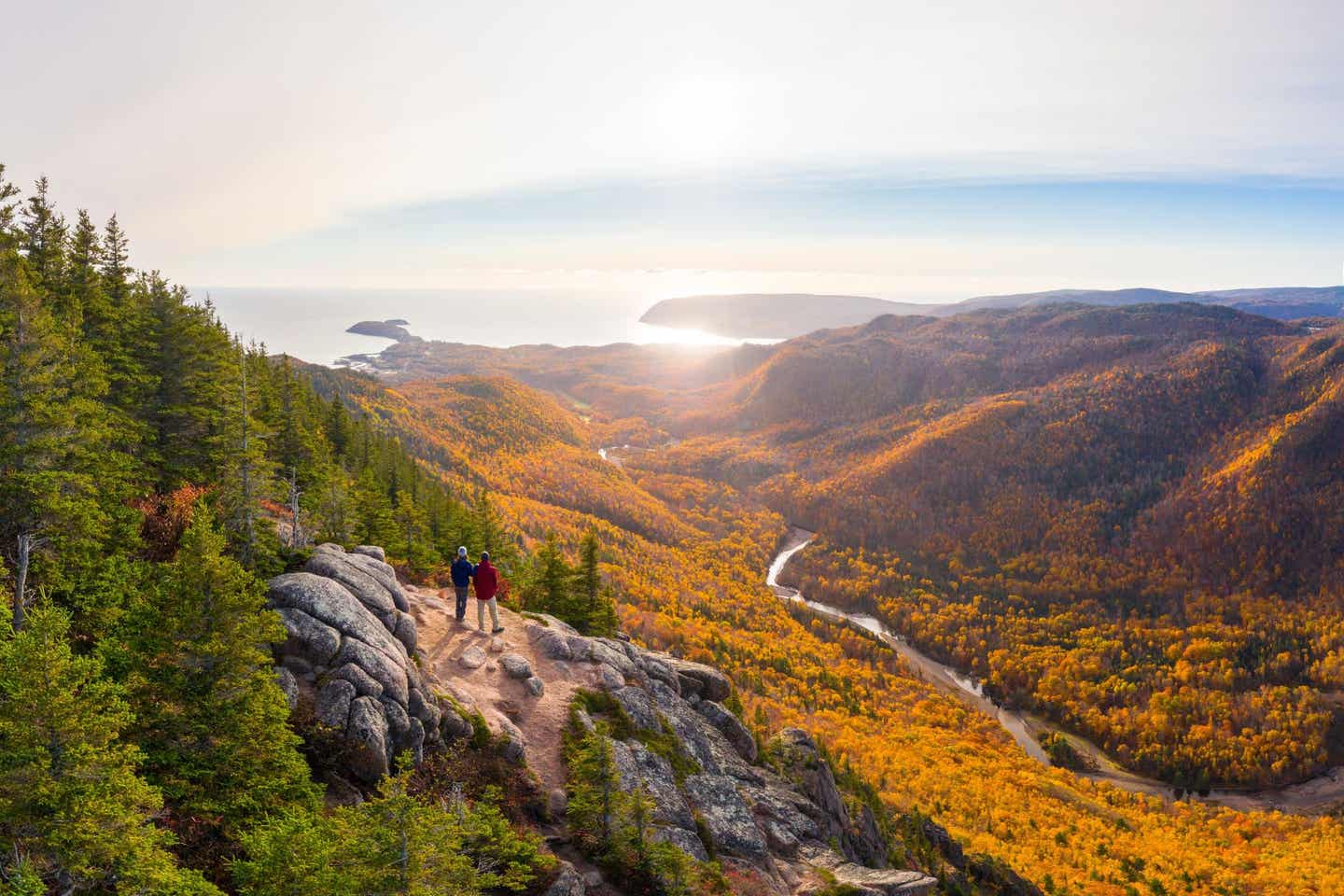 Paar genießt herbstliches Panorama in Nova Scotia 