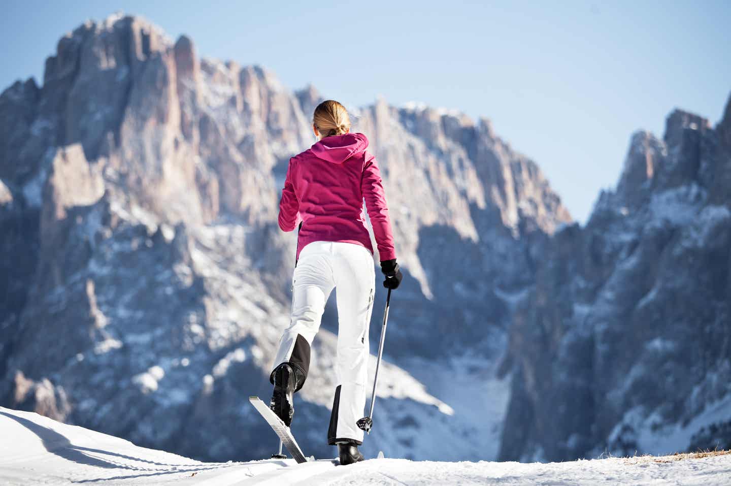 Frau geht im Skigebiet Tauplitz Langlaufen