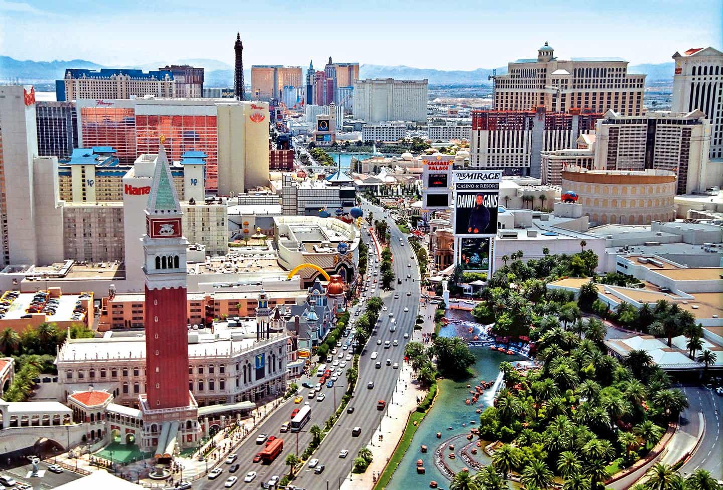 Panoramablick über den berühmten Las Vegas Strip, wo das Herz des Las-Vegas-Urlaubs schlägt.