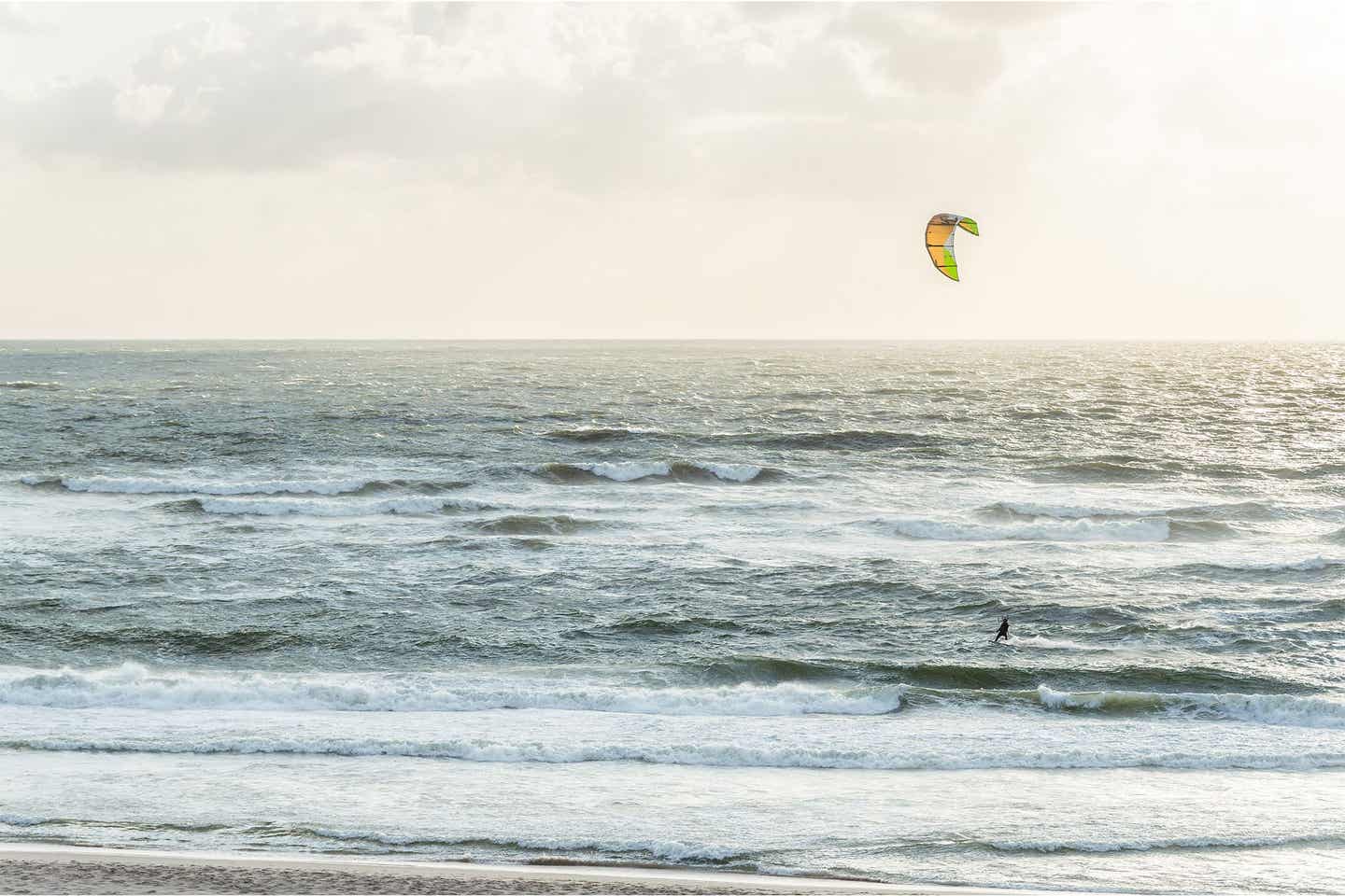 Kitesurfer an der Küste des Kochylari Beach vor Kos