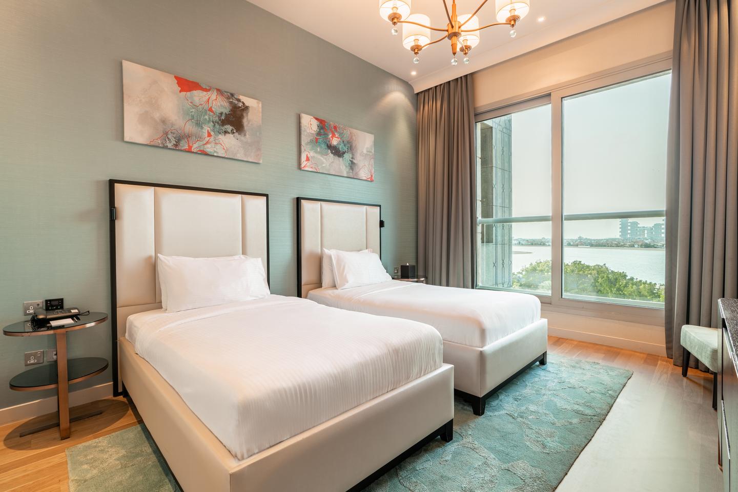 Schlafzimmer mit Bett des Two Bedroom Family Suite