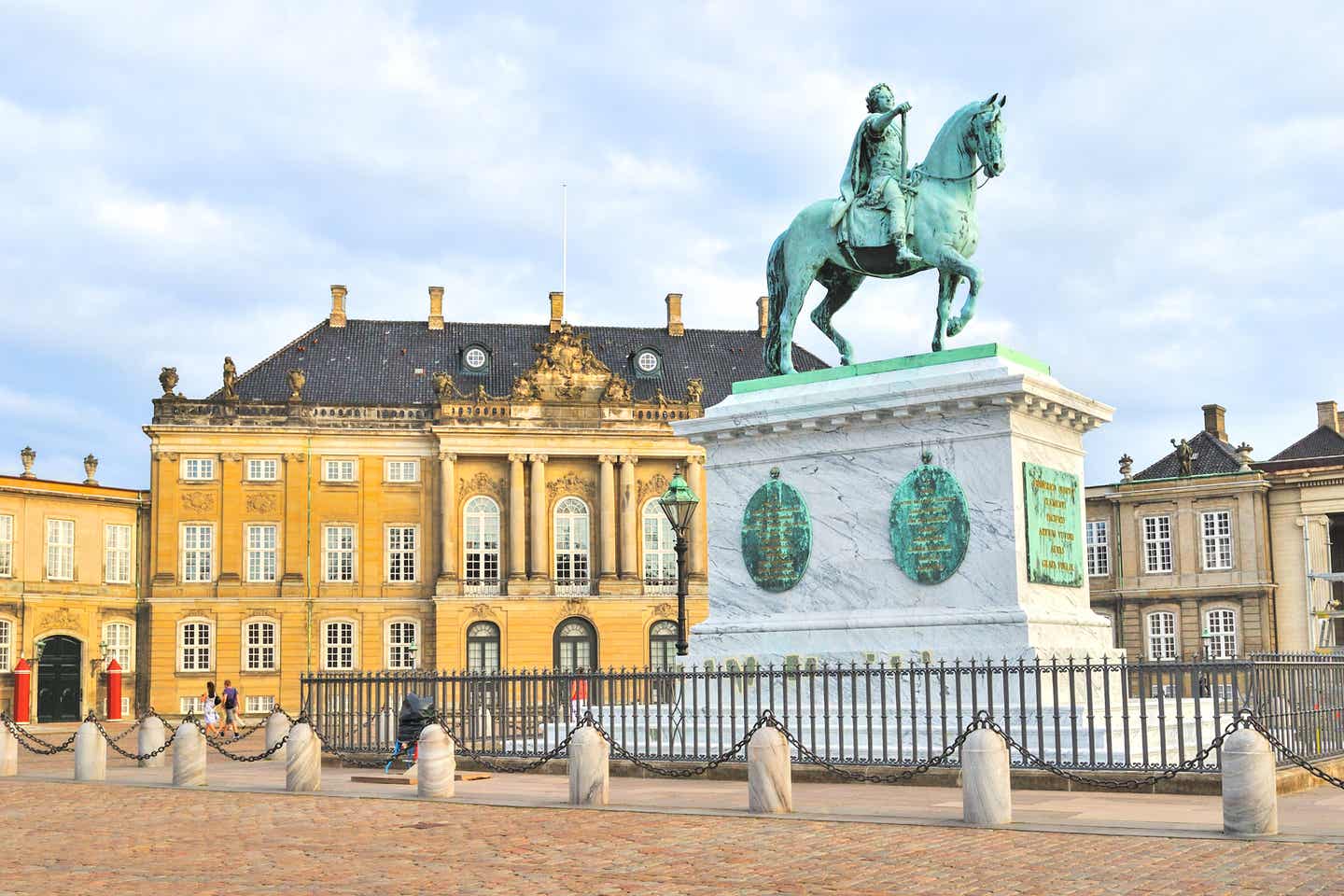 Inspiriert von Rom und Paris: Reiterstandbild Frederick des V. vor dem Schloss Amalienborg Blick auf die Statue von Frederick V. von Dänemark vor dem Schoss Amalienborg