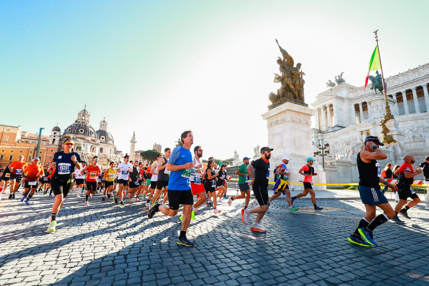 Marathon erleben mit DERTOUR. Beine von Marathonläufern.