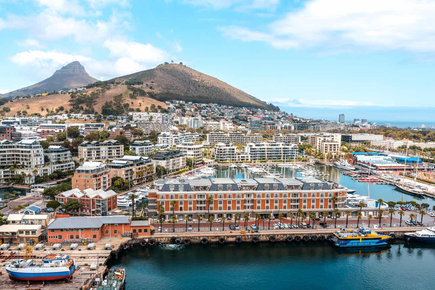 Blick auf die Waterfront mit Bay im Vordergrund und Berg dahinter
