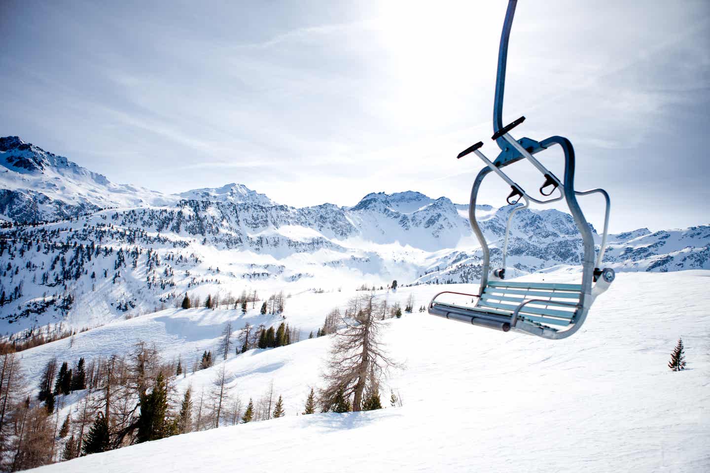 Skiurlaub Schweiz: ein Skilift vor imposanter Winterkulisee