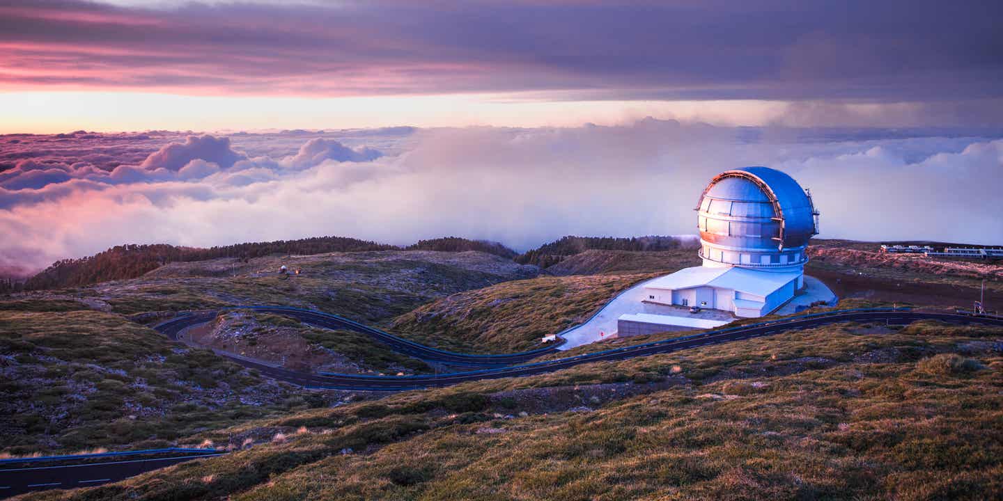 Familienurlaub auf den Kanaren: Sternwarte und Teleskop in den Bergen auf La Palma