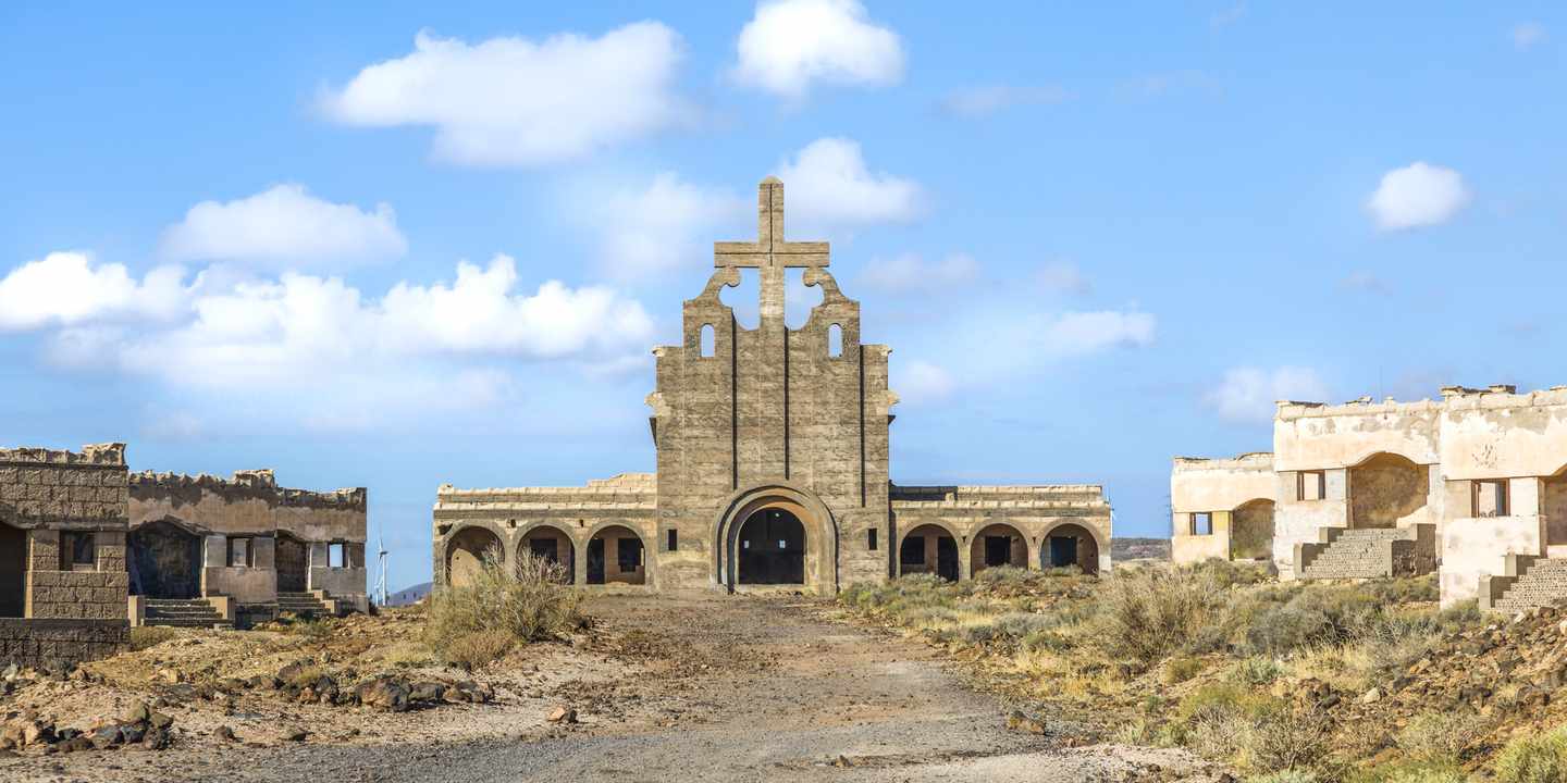 Verlassene Kirche im Geisterdorf Abades auf Teneriffa mit Ruinen ehemaliger Gebäude und karger Landschaft