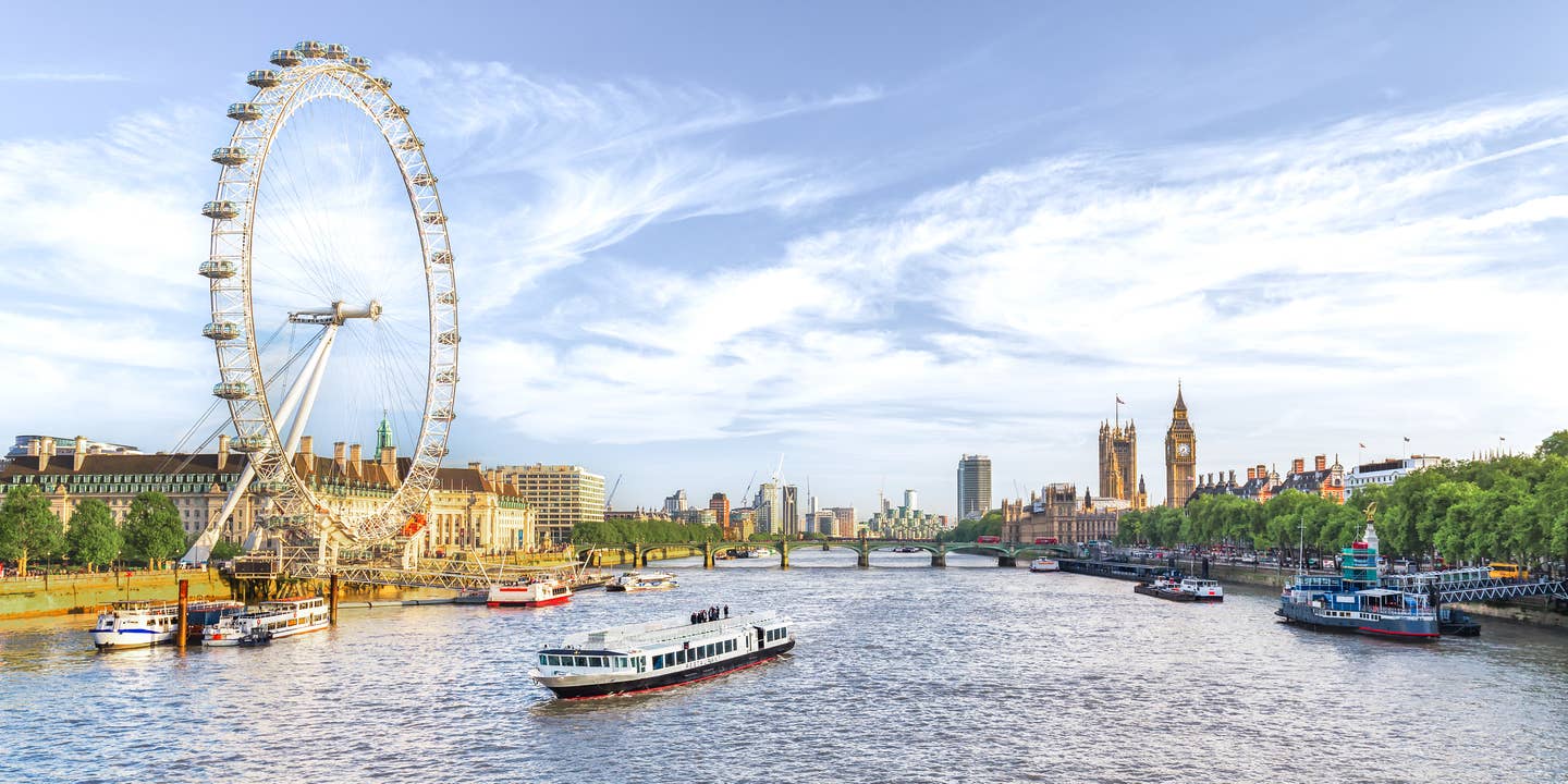 Rundreisen Großbritannien: die Themse mit dem Londoner Riesenrad „Golden Eye" und im Hintergrund Westminster Palace mit seinem berühmten Glockenturm