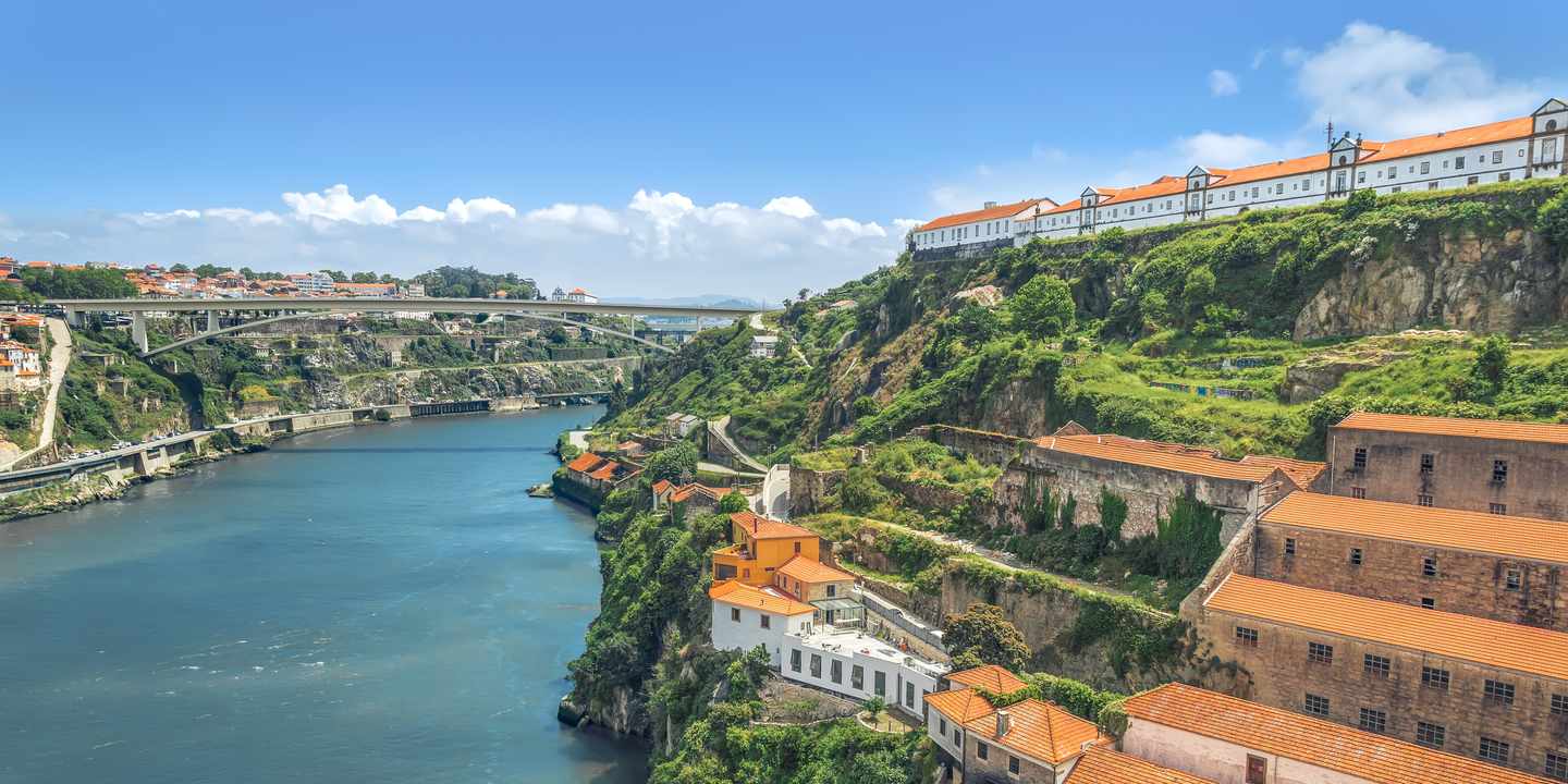 Porto Sehenswürdigkeiten – Blick auf Vila Nova de Gaia mit Kloster Serra do Pilar und Douro sowie Ponte Infante Brücke