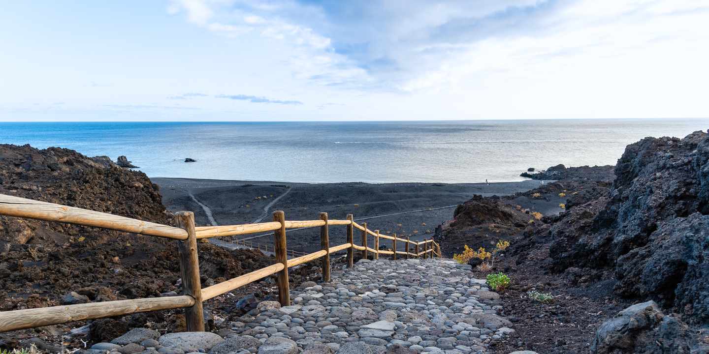 Schwarzer Lavastrand Playa Echentive bei Fuencaliente auf La Palma mit Lavagestein und Zugang zum Atlantik