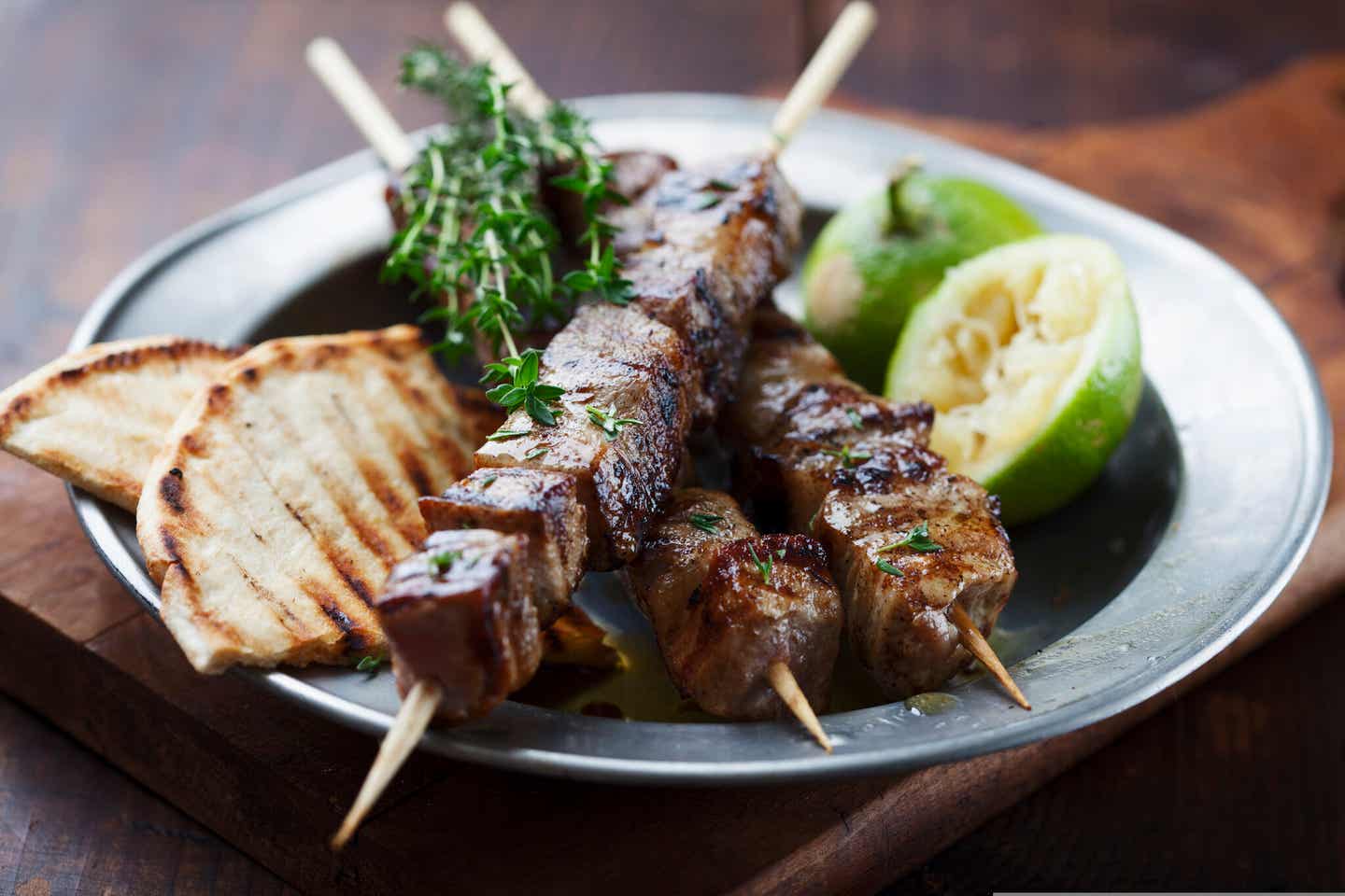 Klassiker der griechischen Küche: Souvlaki-Spieße