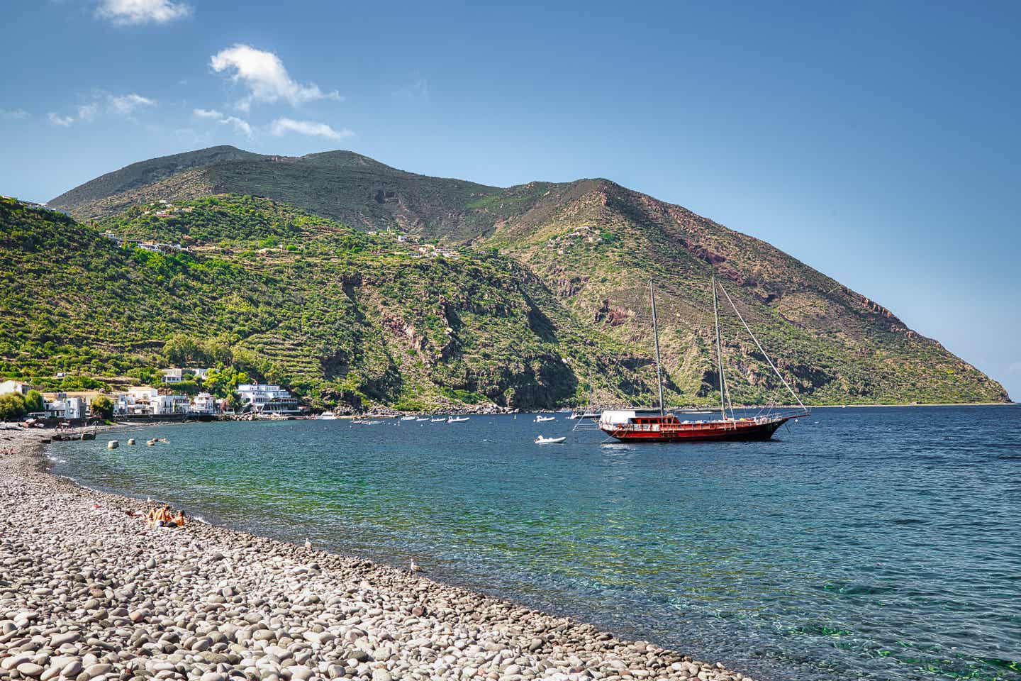 Strand und Hafen von Filicudi mit dem Capo Graziano und einer Florette