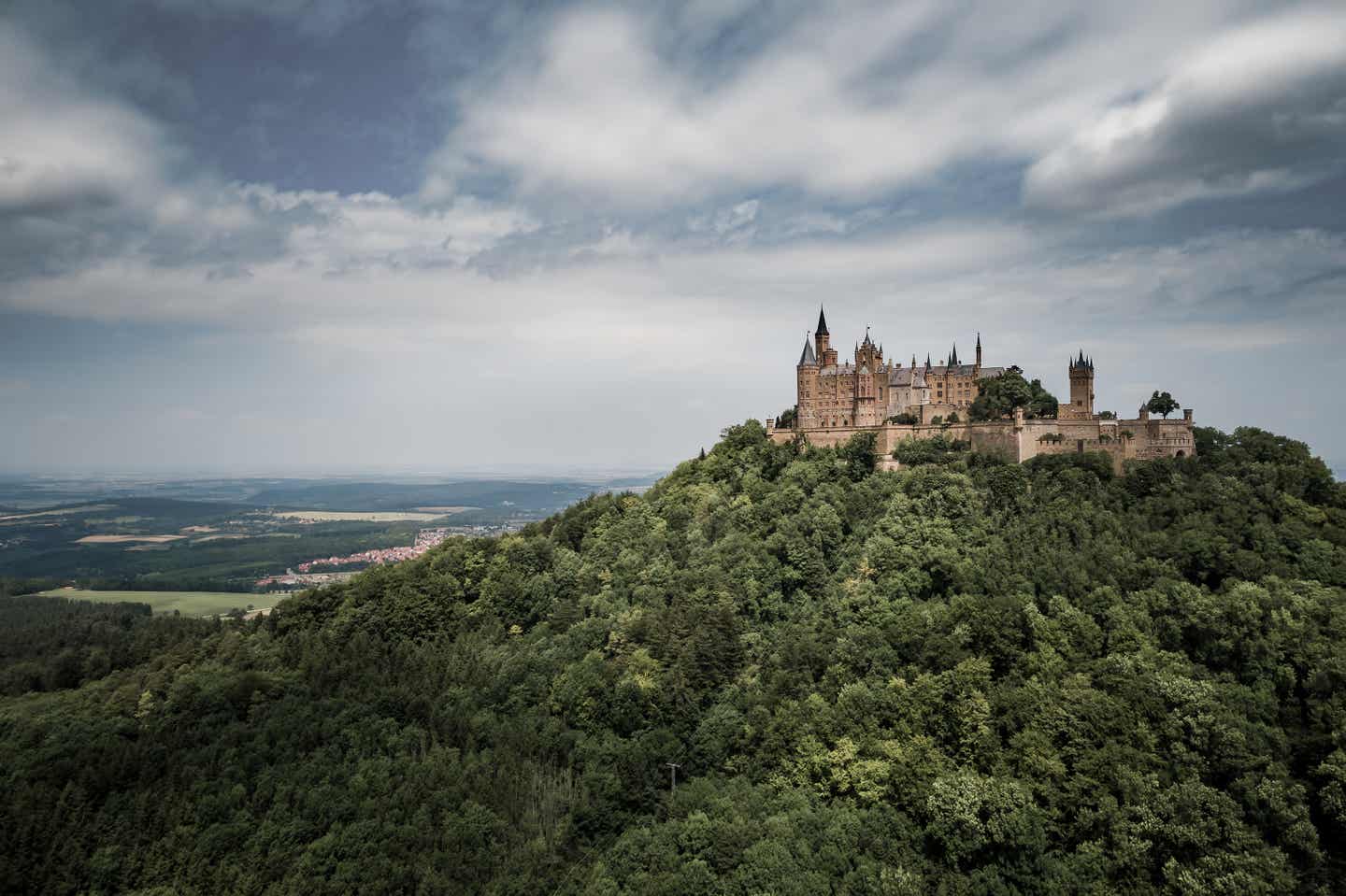 Baden-Württemberg-Urlaub mit DERTOUR. Luftaufnahme der Burg Hohenzollern auf einem Berg bei Bisingen