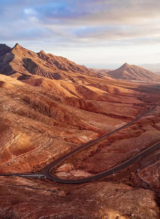 Kanaren Sehenswürdigkeiten Kanaren Wuesten Landschaft Berg mit Weg