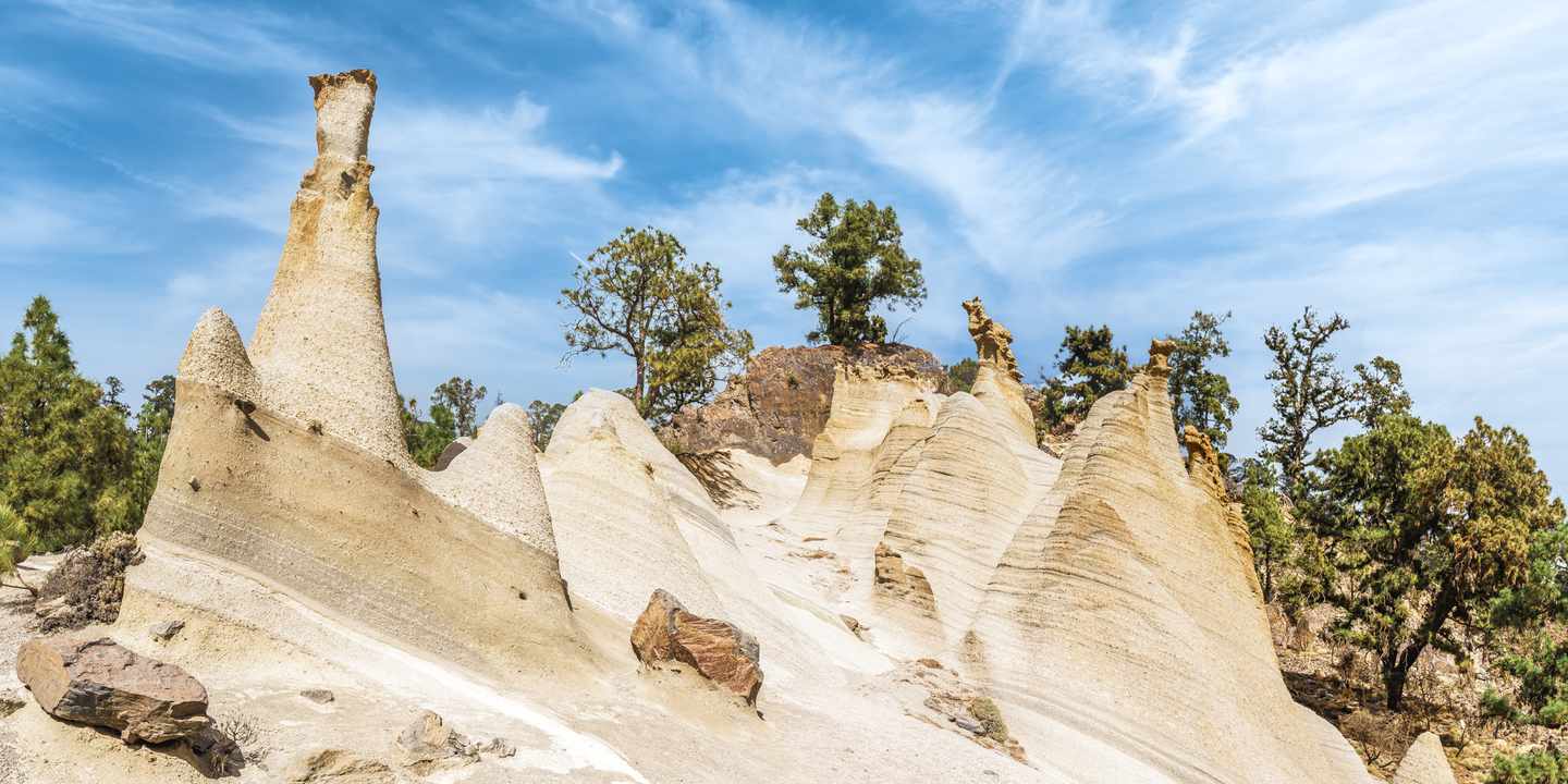 Helle Tuffsteinformationen der Mondlandschaft bei Vilaflor auf Teneriffa mit Kiefern und ungewöhnlichen Felsformen