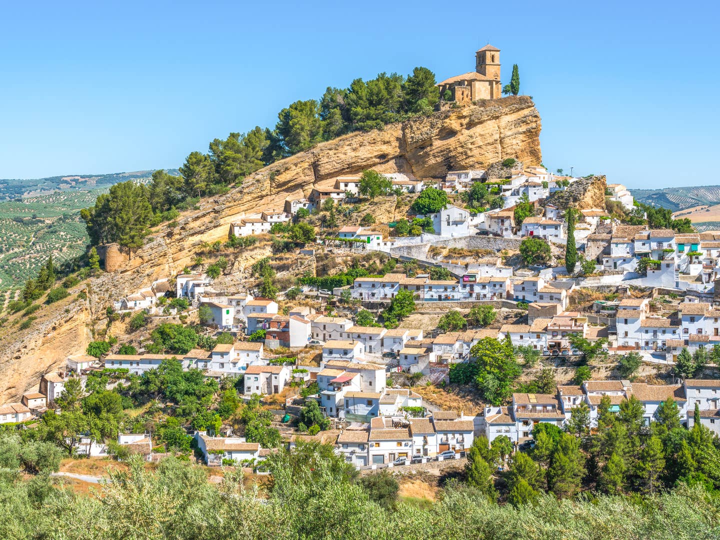 Rundreisen Andalusien mit Blick auf das weiße Dorf Montefrio hinter Olivenhainen vor dem Berg mit der Kirche Rundreisen Andalusien mit Blick auf das weiße Dorf Montefrio hinter Olivenhainen vor dem Berg mit der Kirche