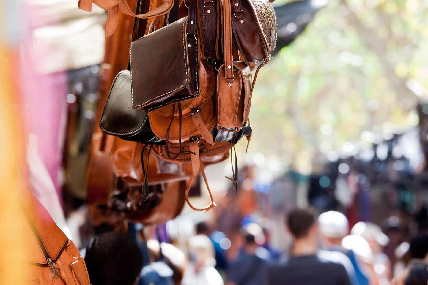 Ledertaschen auf einem Markt in Inca