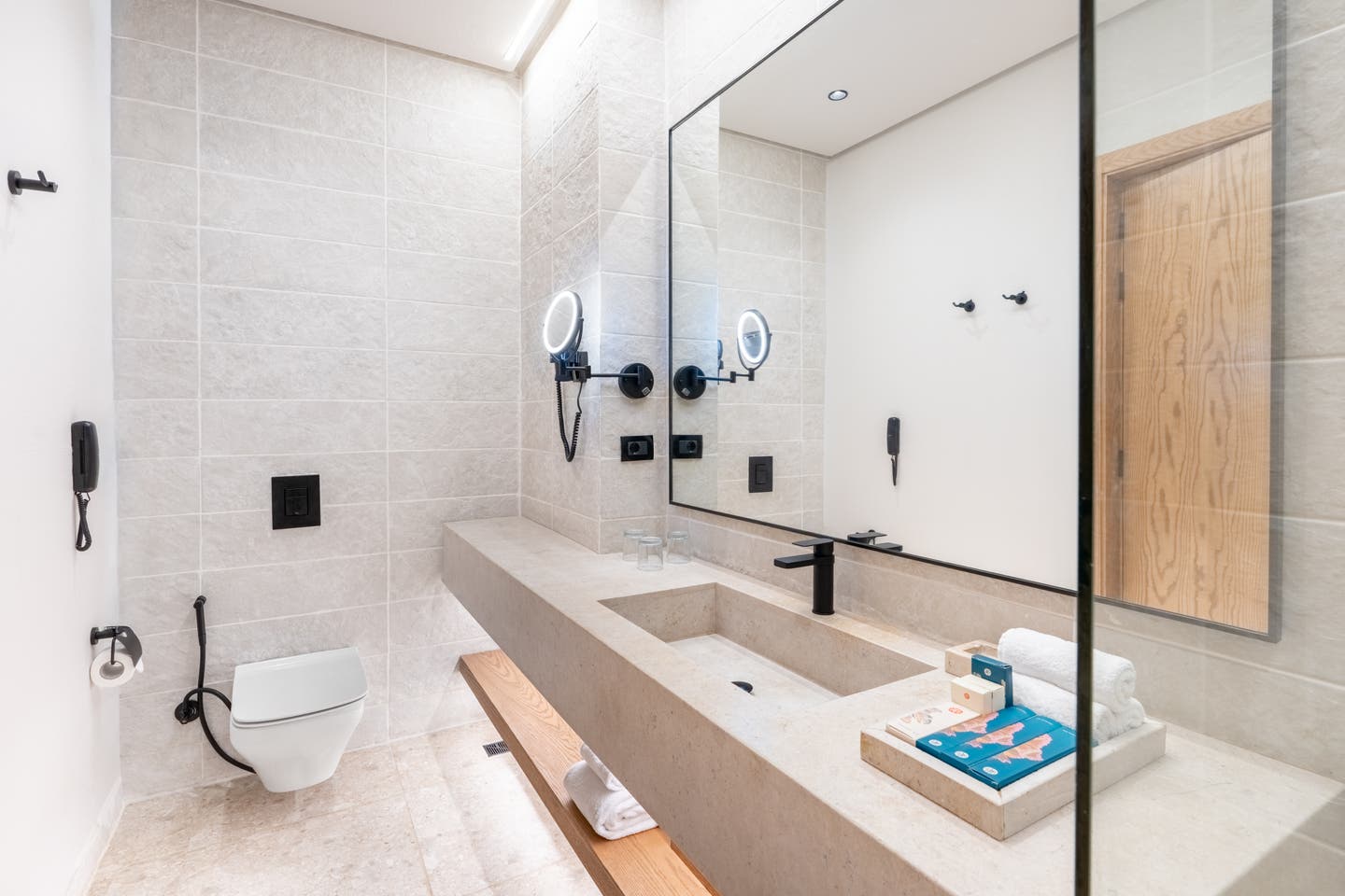 Badezimmer eines Double Rooms mit Poolblick