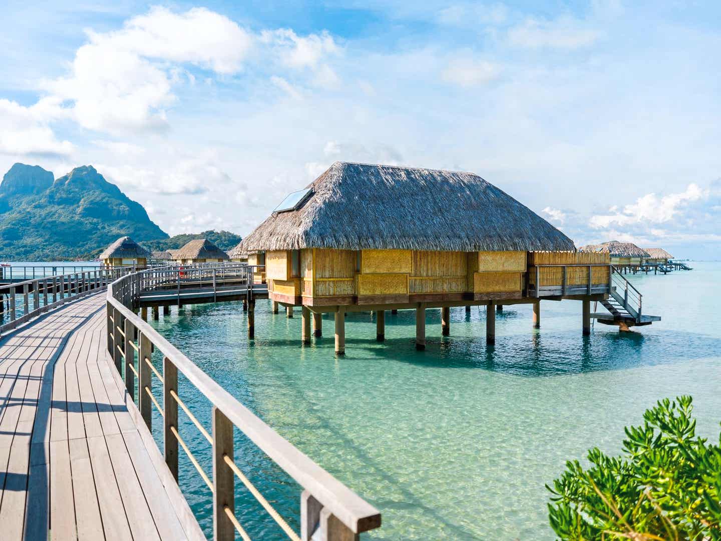 Wasserbungalow über türkisblauem Wasser