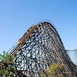 freizeitpark-achterbahn-g-78059265.jpg