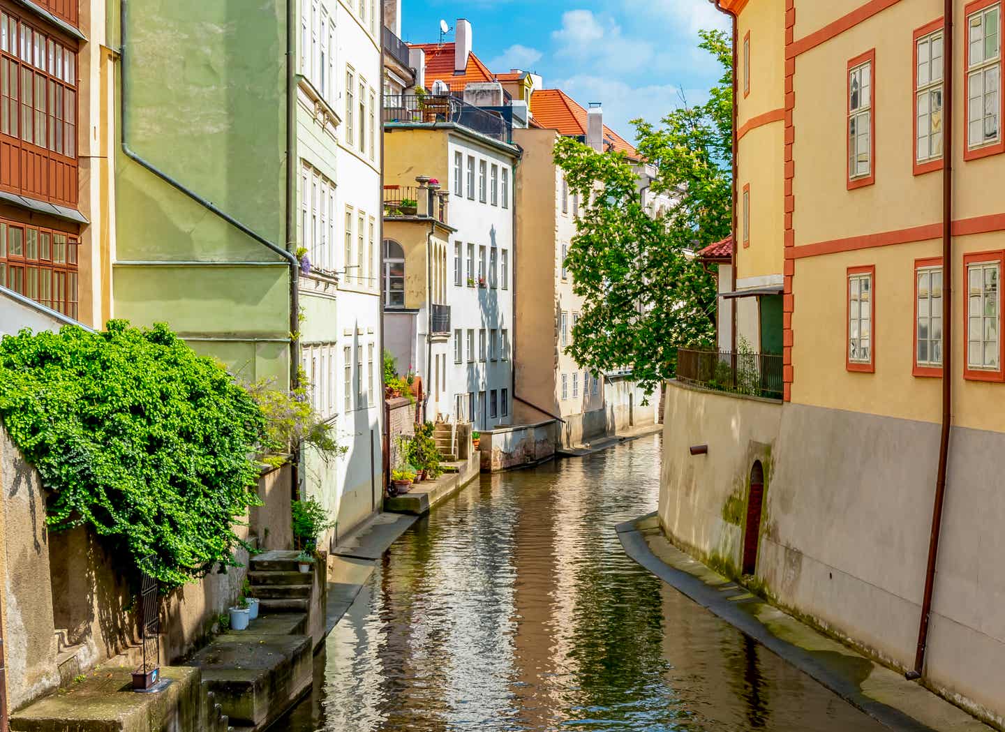 Prag Sehenswürdigkeiten: Kleinseite - kleiner Kanal zwischen Häusern