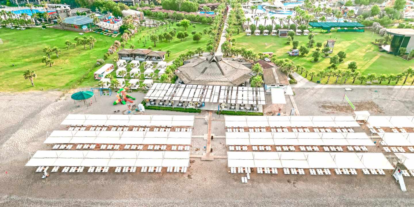 Strand- und Gartenanlage des Calimera Serra Palace in Kizilot bei Side – eines der besten Familienhotels der Türkei 