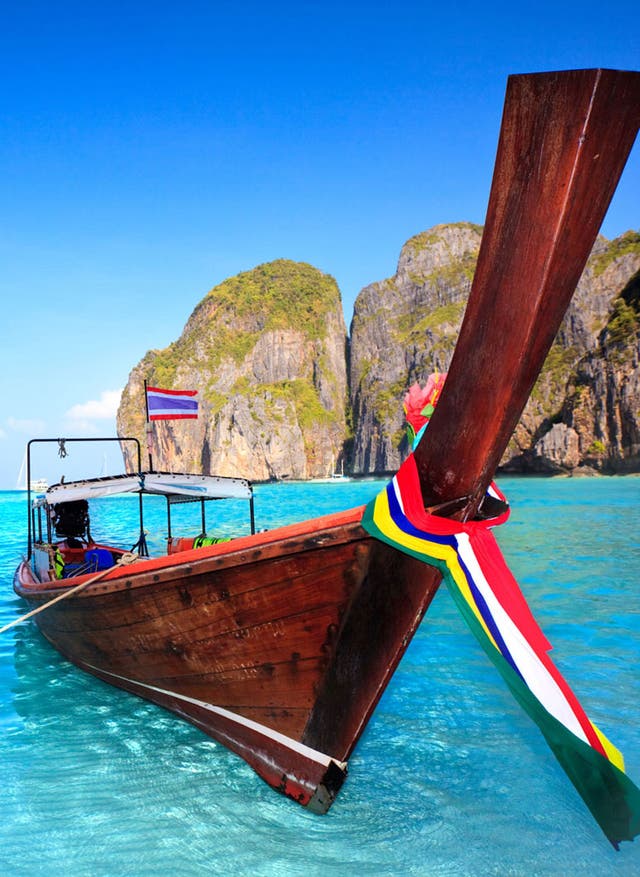 Hotel in Thailand buchen Reisekalender September. Langboot in der Maya Bucht von Thailand.