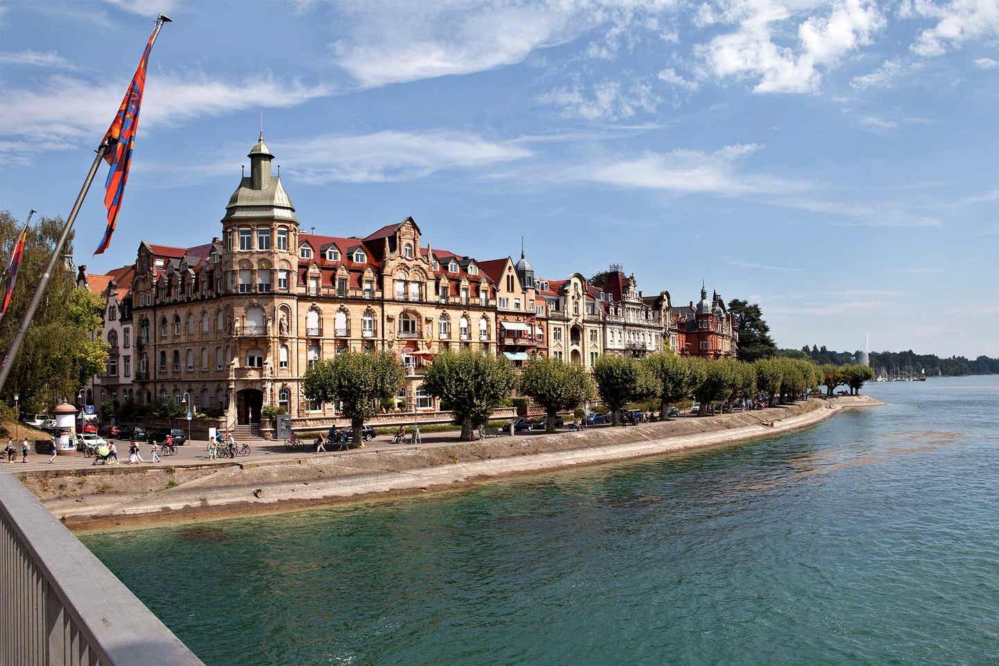 Blick auf das berühmte Konstanzer Schloss vom Wasser aus