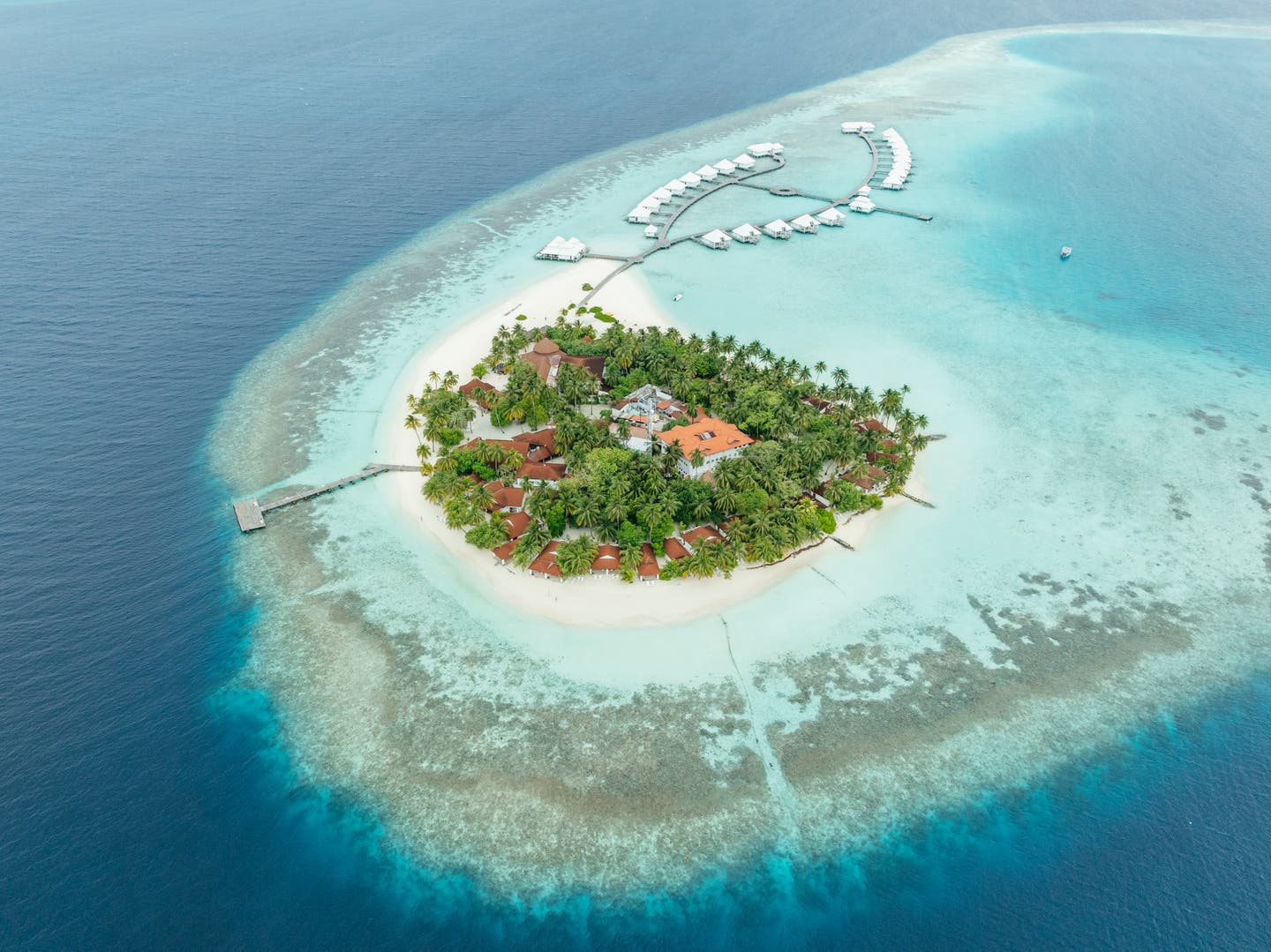 Luftbild des ananea Diamonds Athuruga auf einem eigenen Atoll