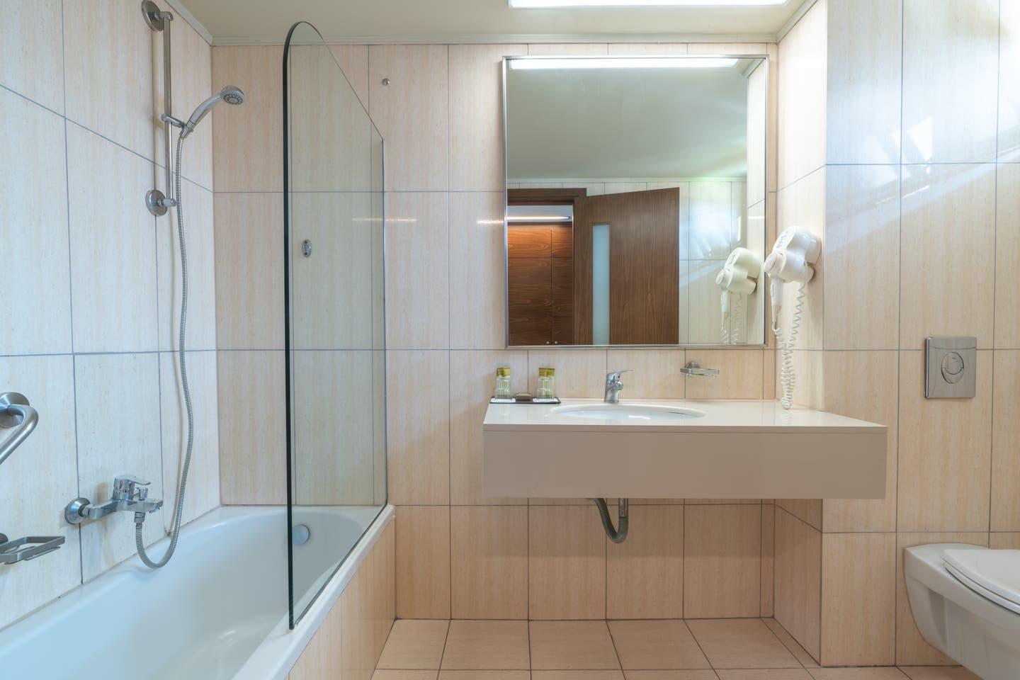 Badezimmer des Doppelzimmers mit seitlichem Meerblick 