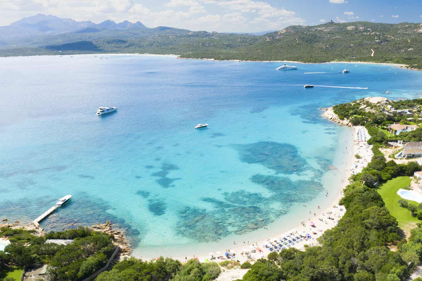 Blick auf die Costa Smeralda zu Sardiniens bester Reisezeit