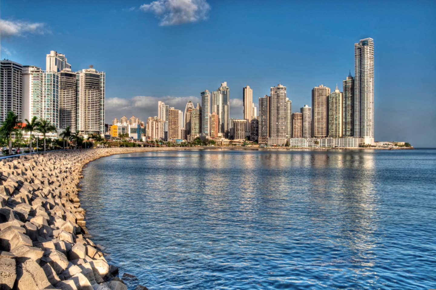Rundreisen Panama: die Bucht von Panama City mit der Skyline der Stadt Rundreisen Panama: die Bucht von Panama City mit der Skyline der Stadt