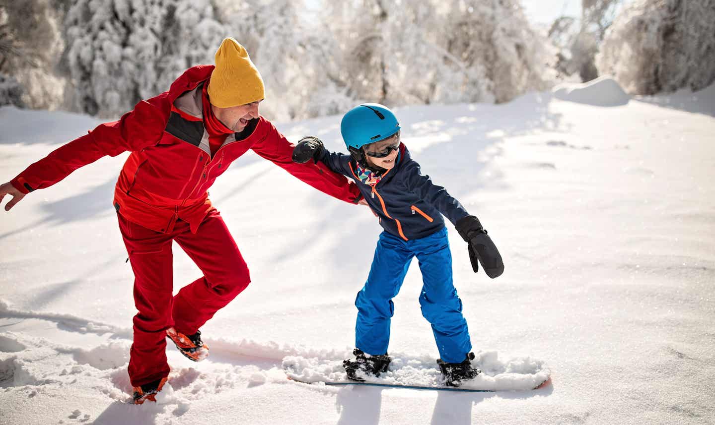 Skigebiet Wilder Kaiser: Ein Vater bringt seinem Sohn das Snowboardfahren bei