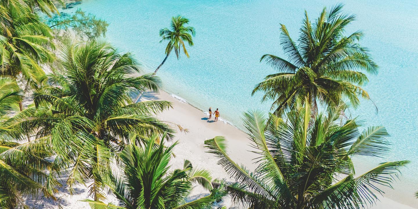 Fernreisen buchen: Paar am Strand in Thailand