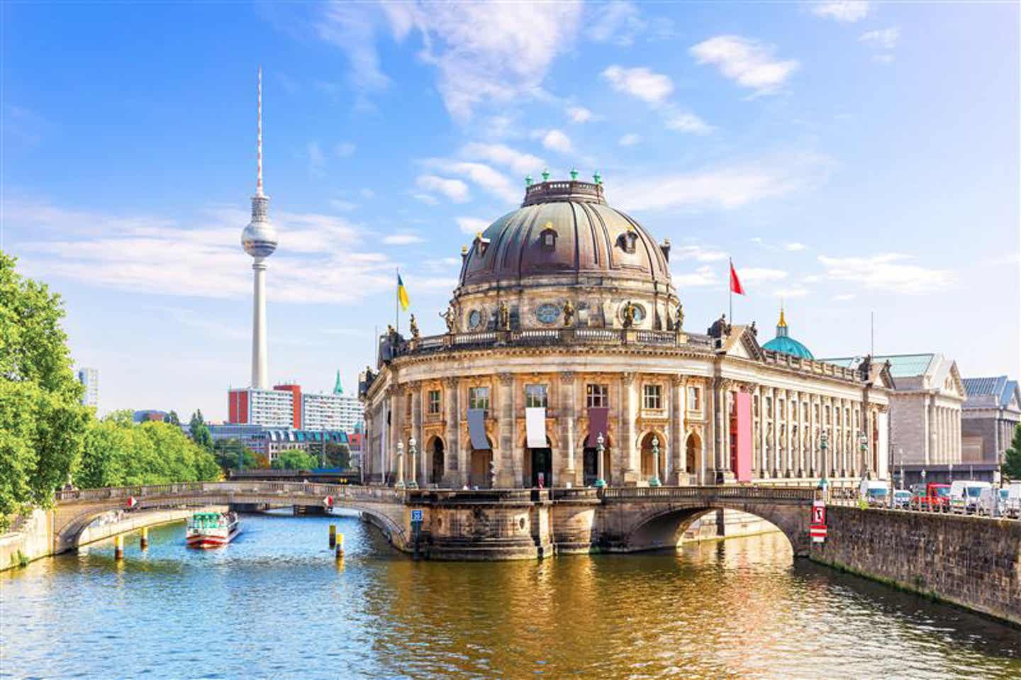 Blick über die Spree auf das Bode-Museum und den Fernsehturm – ikonisches Motiv für deine Städtereise Berlin