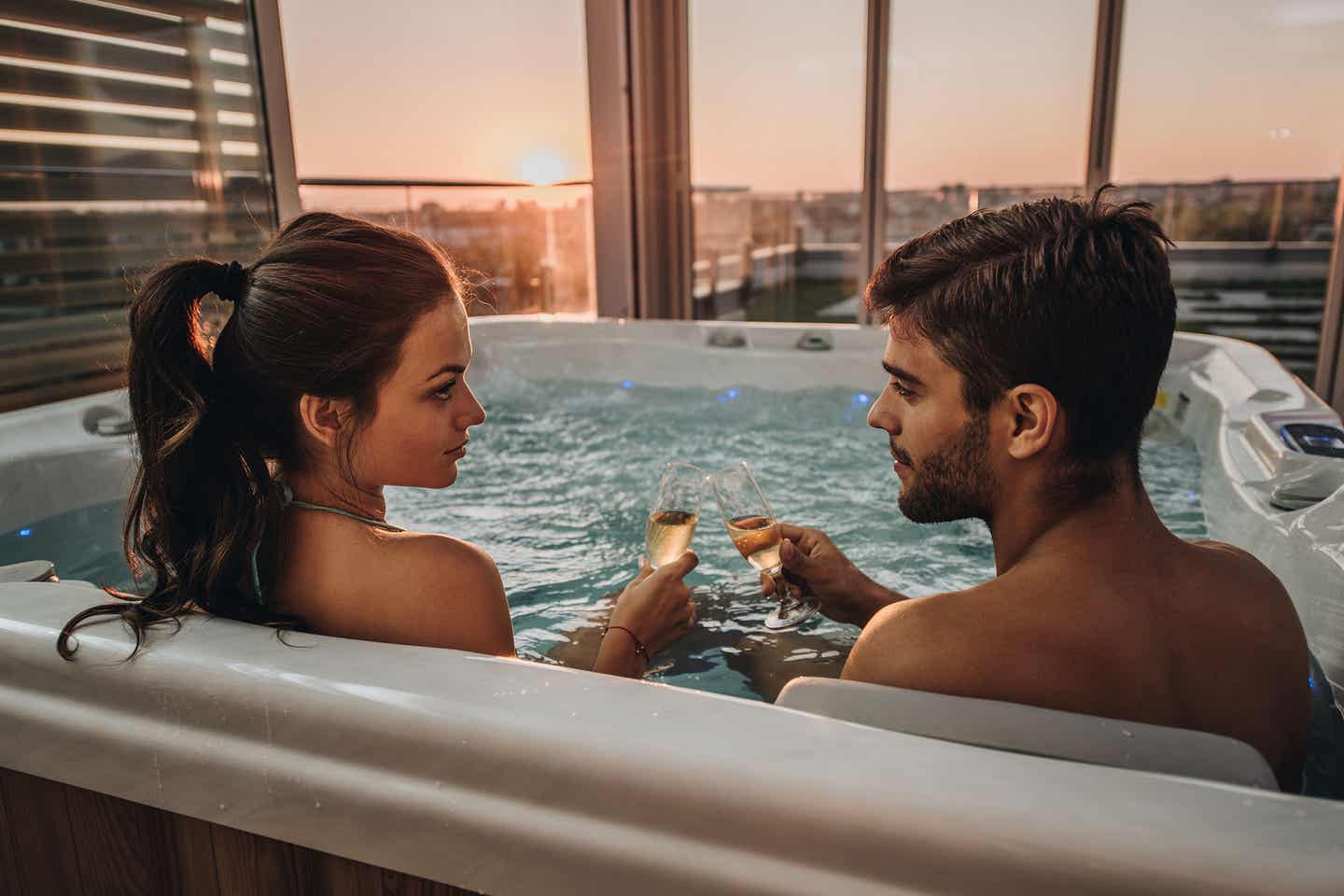 Wellnessbehandlungen Luxus Paar im Jacuzzi mit Champagner