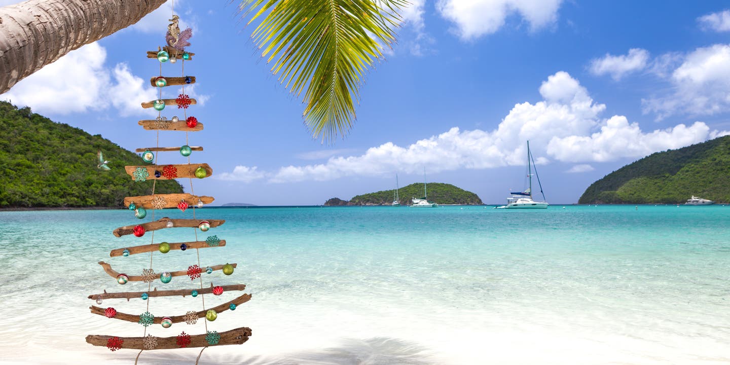 Weihnachtlicher Schmuck in der Karibik am Strand vor dem blauen Meer