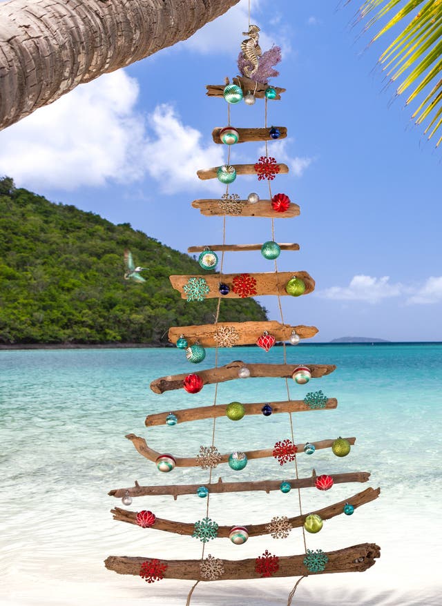 Weihnachts Destinationen: Welcher Weihnachtstyp bist du Weihnachtlicher Schmuck in der Karibik am Strand vor dem blauen Meer