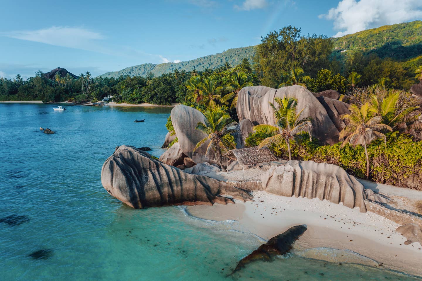 Der Strand Anse Source d’Argent auf der Seychellen-Insel La Digue mit großen Granitfelsen