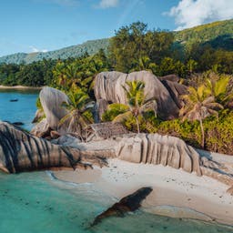 seychellen-la-digue-anse-source-d-argent-strand-bei-sonnenuntergang-1138033080.jpg