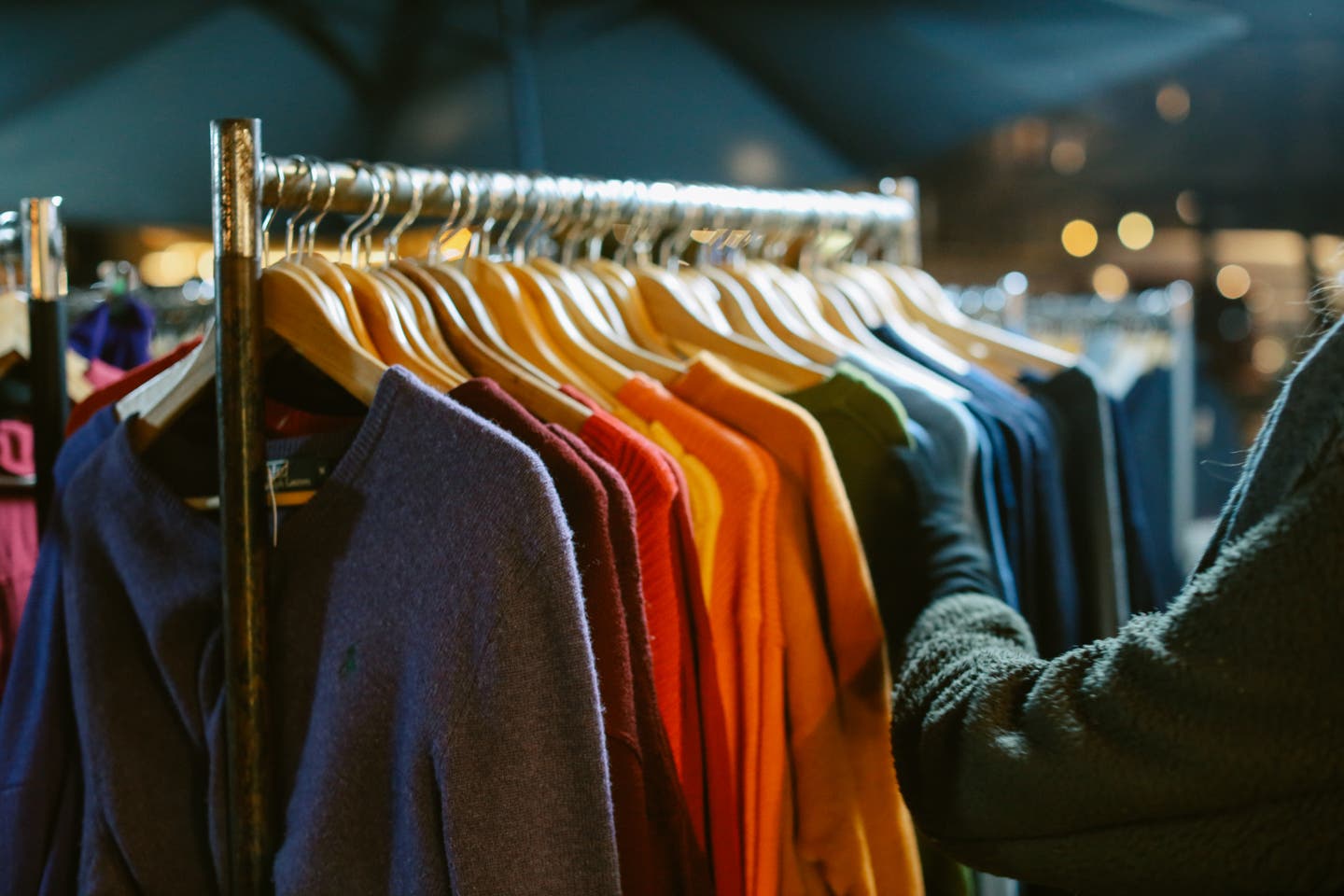 Blick auf eine Kleiderstange in einem Second-Hand-Store