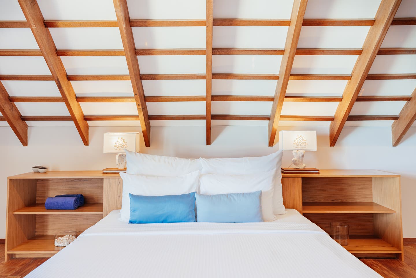 Gemütliches Doppelbett im oberen Geschoss eines Superior Beach Lofts