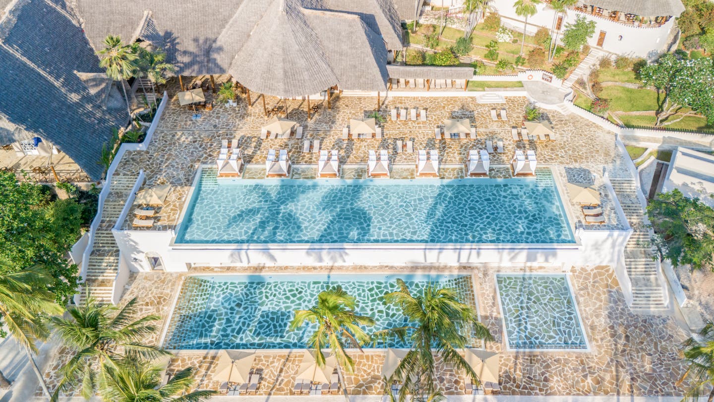 Drohnenbild von Hauptgebäude und Pool des ananea Diamonds Mapenzi Hotels