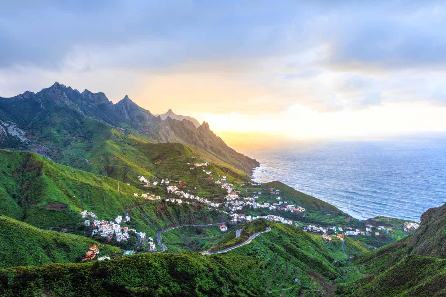 Gran Canaria oder Teneriffa: Luftaufnahme von Taganana auf Teneriffa bei Sonnenuntergang