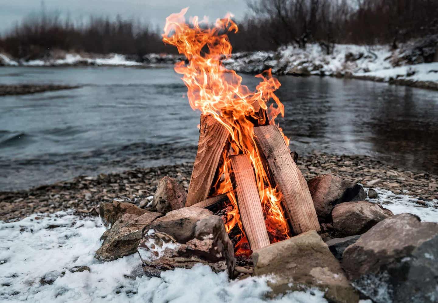 Loderndes Feuer in Schneelandschaft