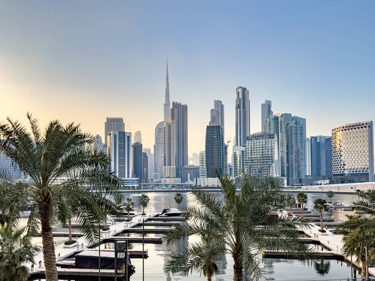Rundreisen Dubai: Blick auf Dubais Skyline von der Business Bay aus